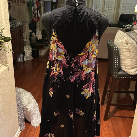 Beautiful black floral Free People tunic with gorgeous black lace at yoke. NWT - Picture 3 of 4